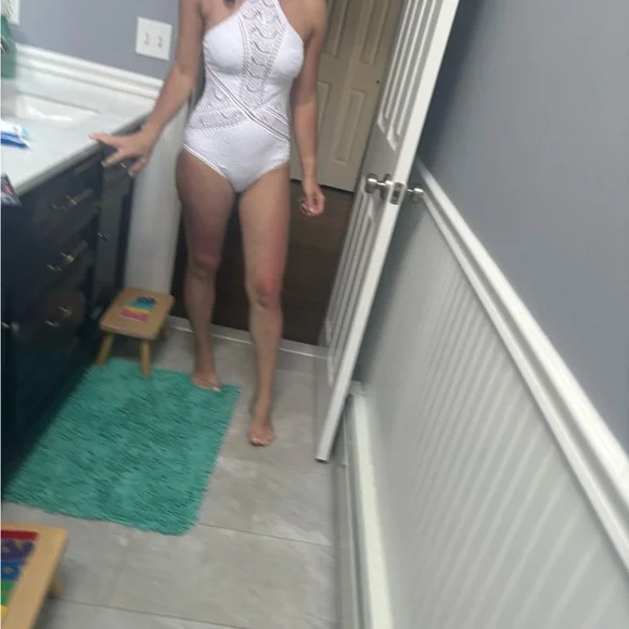 Elegant White Lace One-Piece Swimsuit - Picture 2 of 7